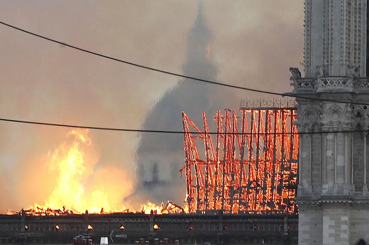 Incendio en la Catedral de Nôtre Dame