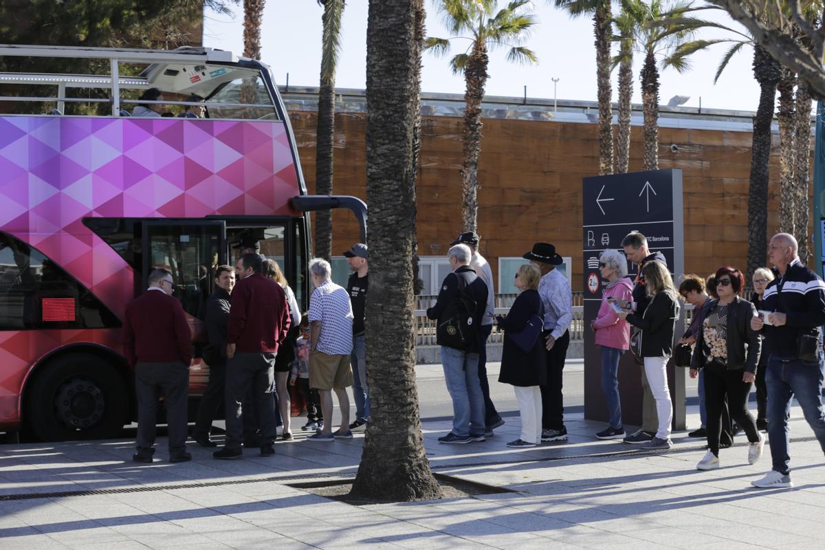 Cruceristas del 'Azamara Pursuit' se disponen a tomar un bus turístico en el muelle del World Trade Center.