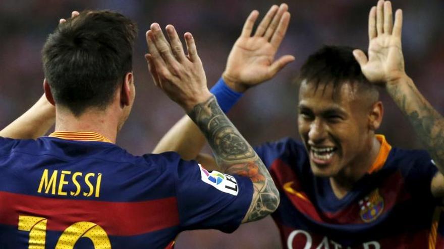 Messi celebra con Neymar su gol al Atlético.