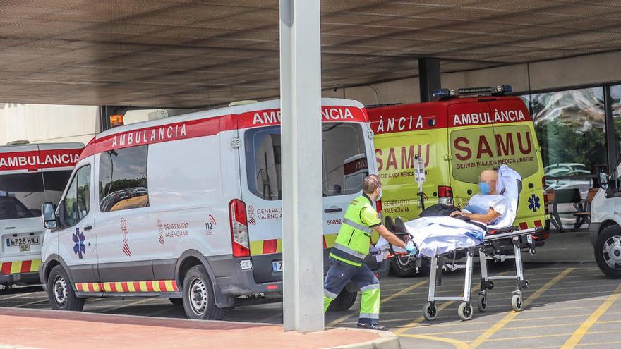 Puerta de Urgencias del Hospital Universitario de Torrevieja / Foto Tony Sevilla