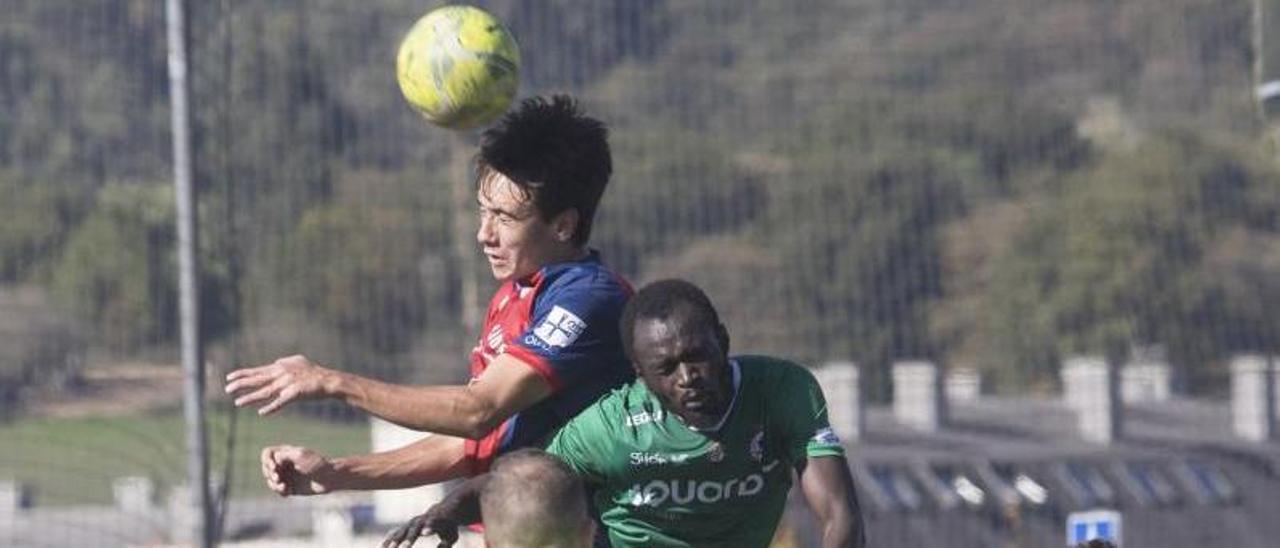 Michi pelea un balón aéreo con Senghore. | Miki López