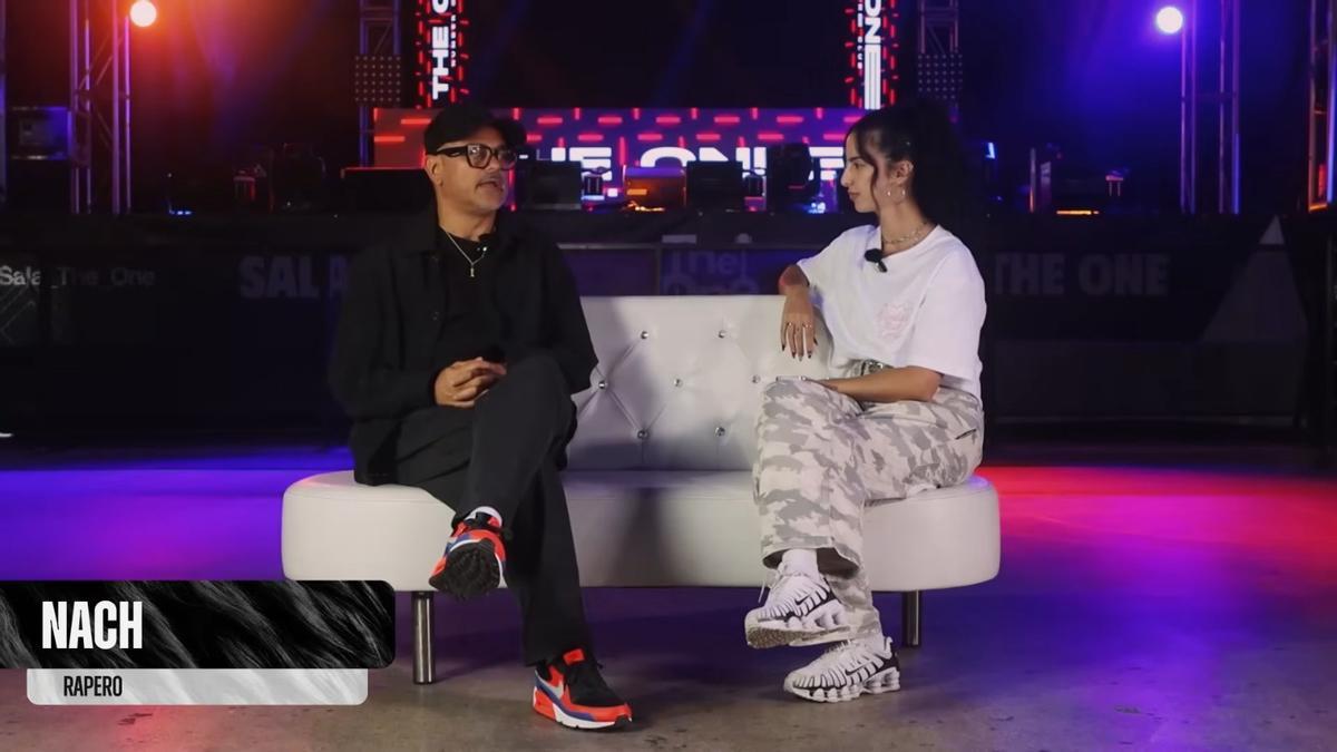 Nach y Thais Peñalver conversan en un fotograma del proyecto audiovisual