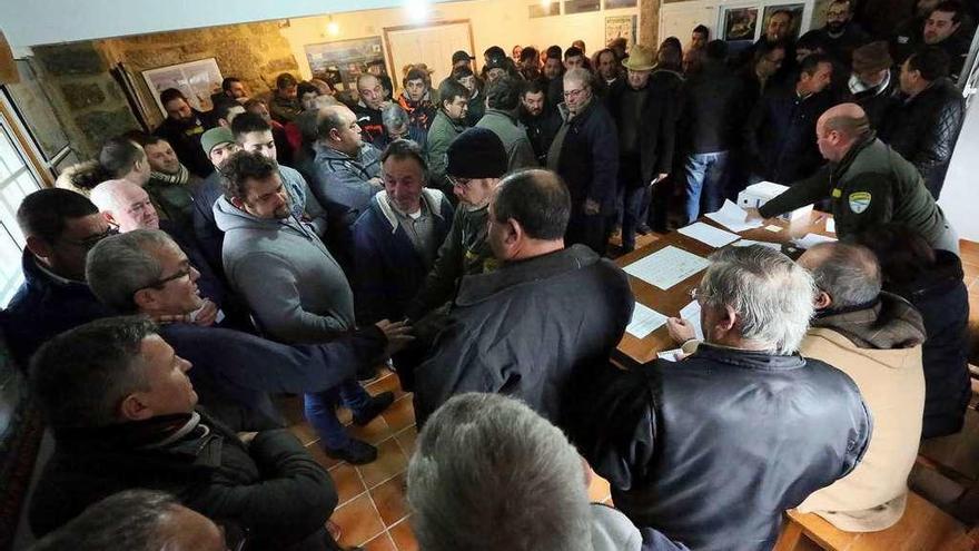 Sorteo de las estacadas del Tea, ayer, en la casa de los pescadores de A Freixa. // A. Hernández