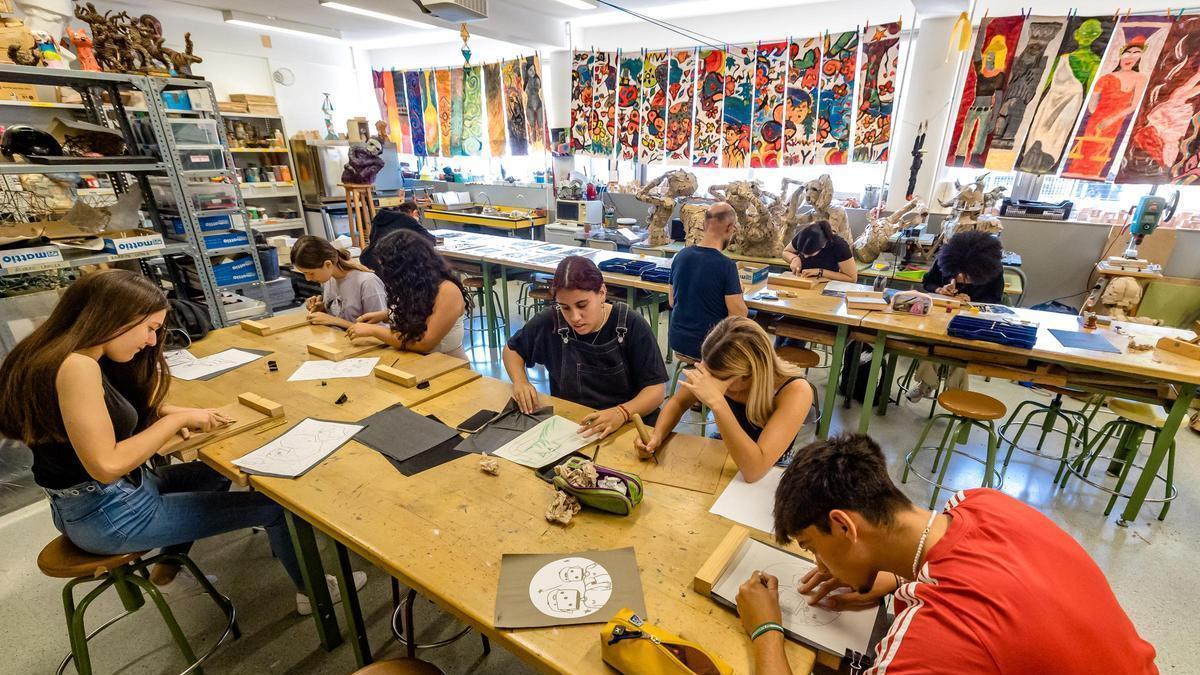 La consellera de Educación inspecciona la Escuela de Arte para comprobar el mal estado de las instalaciones
