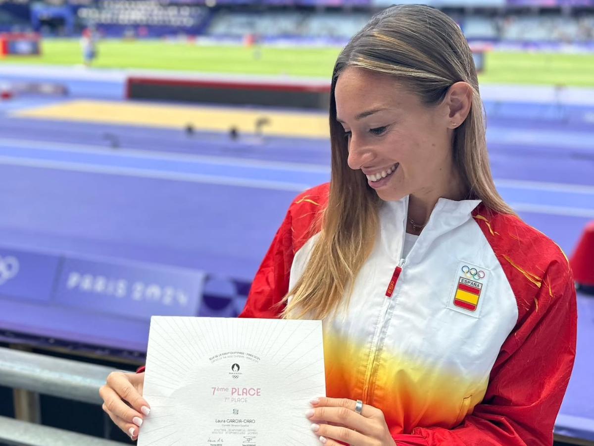 Laura García-Caro, con su diploma en París'24