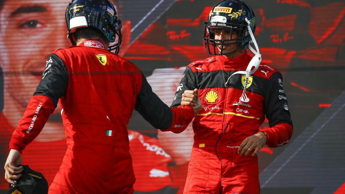 Sainz y Leclerc, en el podio del Gran Premio de Miami, que ganó Verstappen.