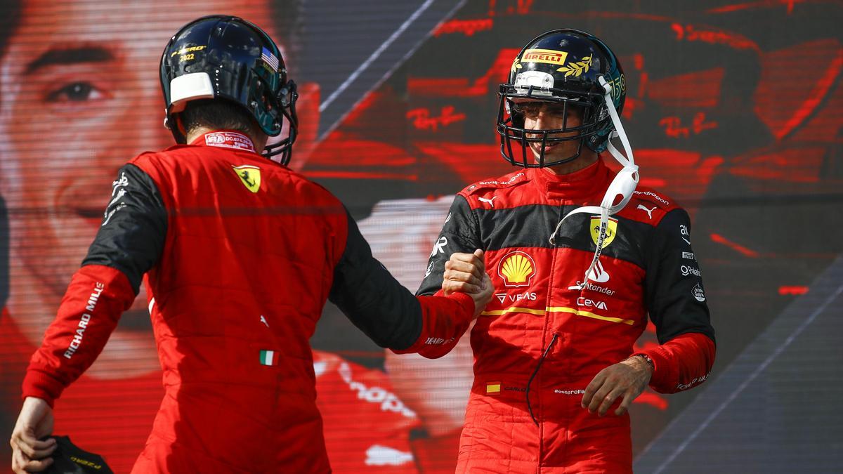 Sainz y Leclerc, en el podio del Gran Premio de Miami, que ganó Verstappen.