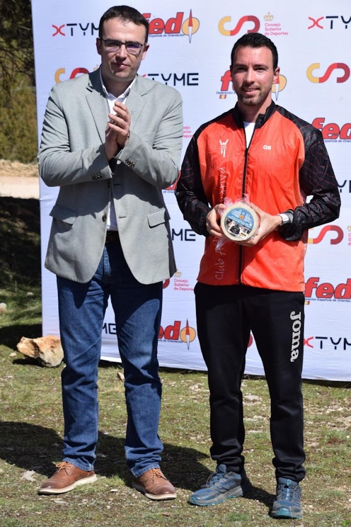 Un atleta del CAX Orientación con el premio conseguido en el Trofeo Quijotes de Cuenca.