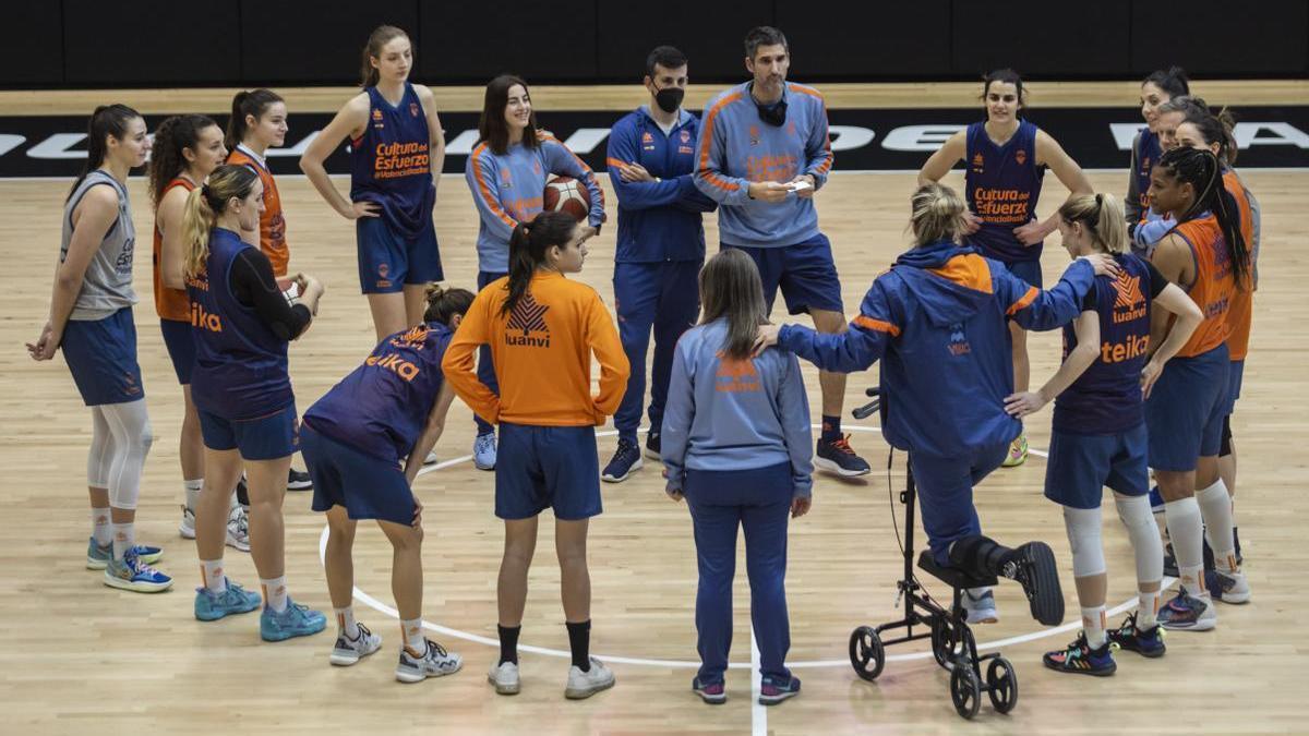 Rubén Burgos, en la charla del final del entrenamiento en L'Alqueria del Basket, con las jugadoras