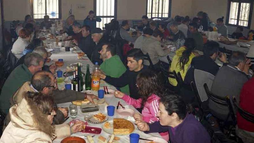 Un centenar de personas compartió la carne con patatas en el merendero de Sahú.