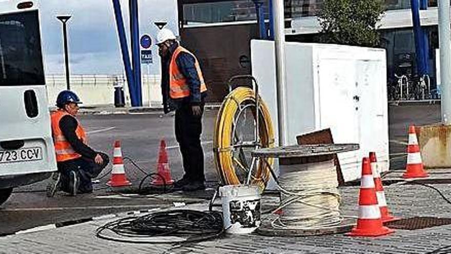 Operarios trabajan en la fibra óptica en un registro en el puerto de la Savina.