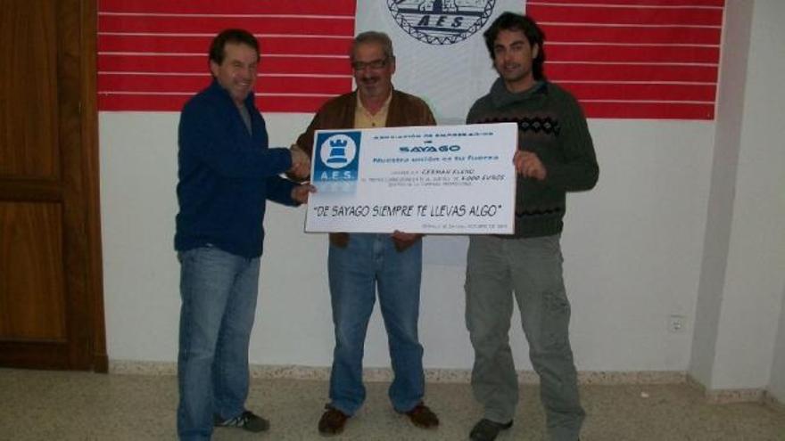 Germán Eleno, en el centro, recibe el premio de la campaña de comercio.