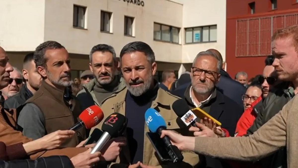 El presidente de Vox, Santiago Abascal, en declaraciones a los medios durante su visita a Guardo (Palencia)