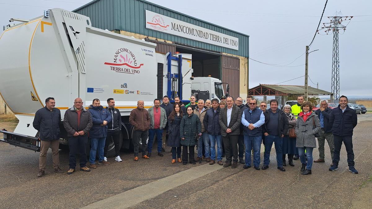 El subdelegado del Gobierno con alcaldes de la Mancomunidad Tierra del Vino en la presentación del vehículo eléctrico