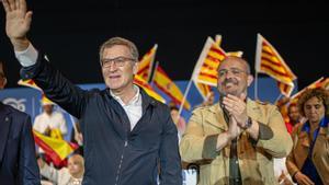 El presidente del Partido Popular, Alberto Núñez Feijóo (i), y el presidente del PP en Catalunya y candidato del partido a las elecciones catalanas, Alejandro Fernández (d), durante un mitin en Lleida.
