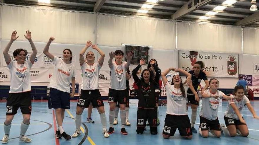 Las jugadoras del Ourense celebran el título en A Seca. // G. Santos