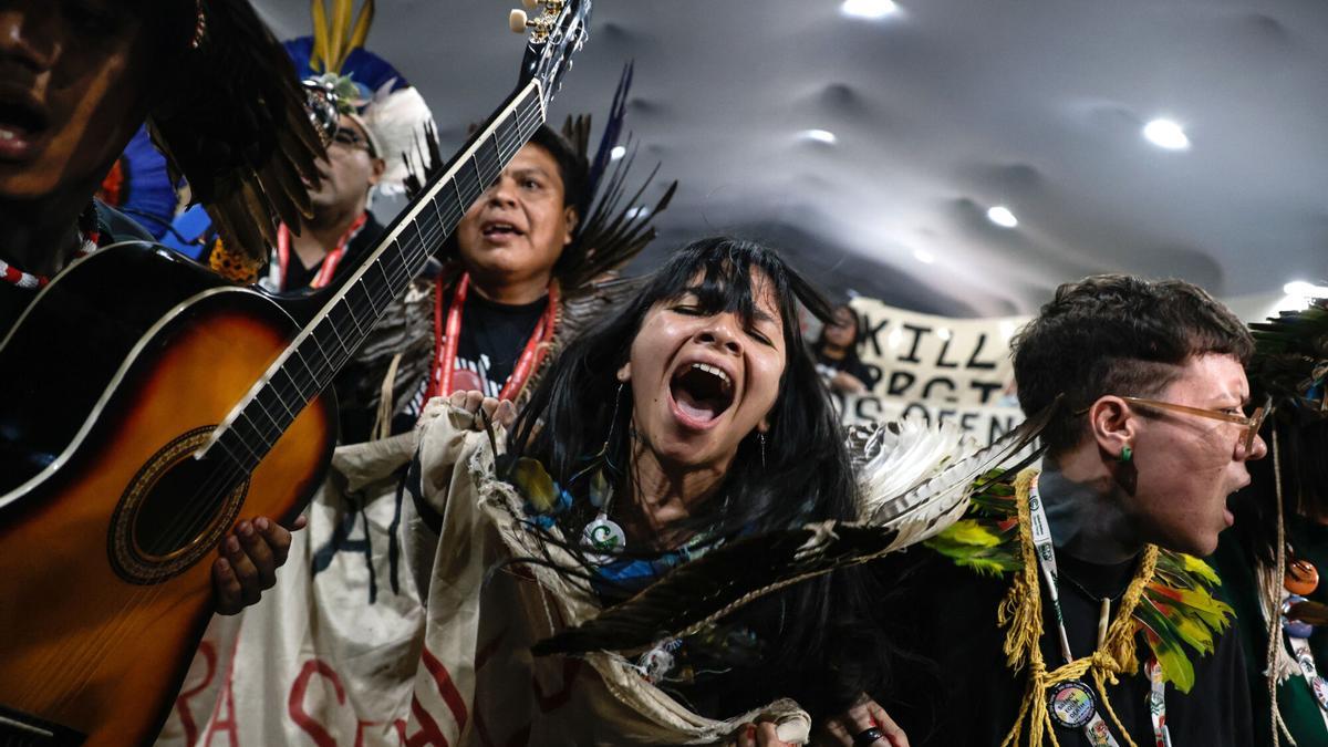 Indígenas se manifiestan, en la Zona Azul de la COP30 en Belém (Brasil).