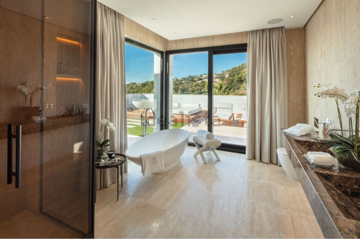 Vivienda valorada en 27,5 millones de euros y ubicada en una de la comunidades cerradas más prestigiosas de Marbella (Málaga): Cascada de Camoján, en las estribaciones de Sierra Blanca. Tiene 9 habitaciones y casi 2.500 m2.