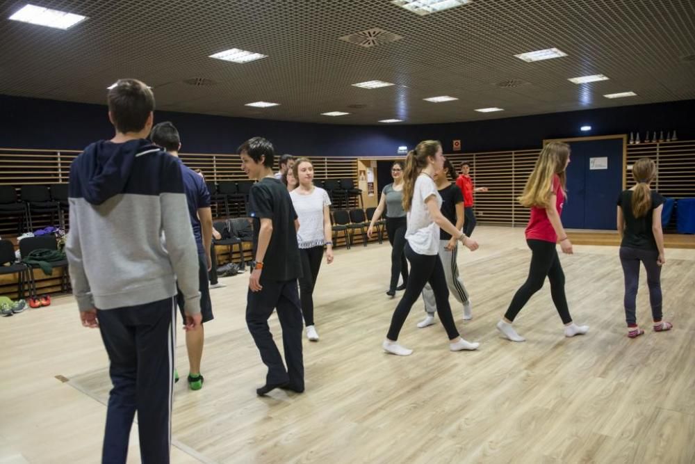 Sesión de expresión corporal en los ensayos del Joven Coro de la Fundación Princesa de Asturias