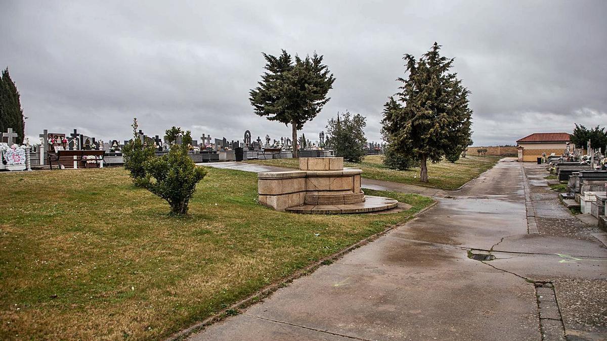 Memorial donde estaba instalada la cruz que hubo que derribar por su mal estado de conservación.