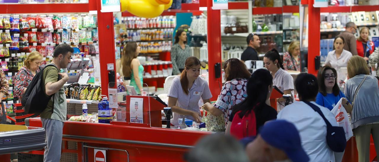 Compradores en un supermercado de Córdoba.