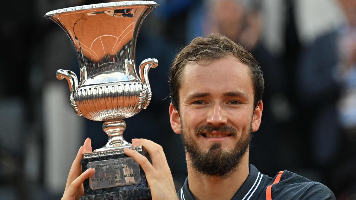 Medvedev con el título en Roma