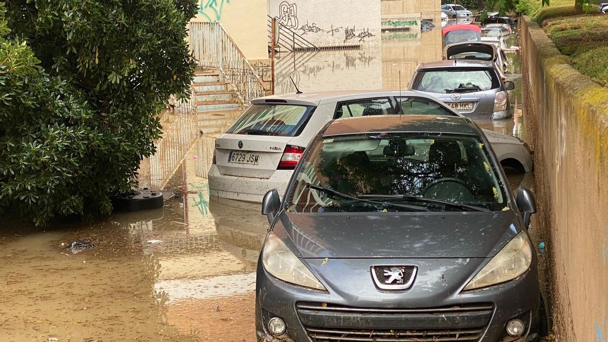 Calle Jiménez de la Espada, en Cartagena, inundada y con vehículos afectados.