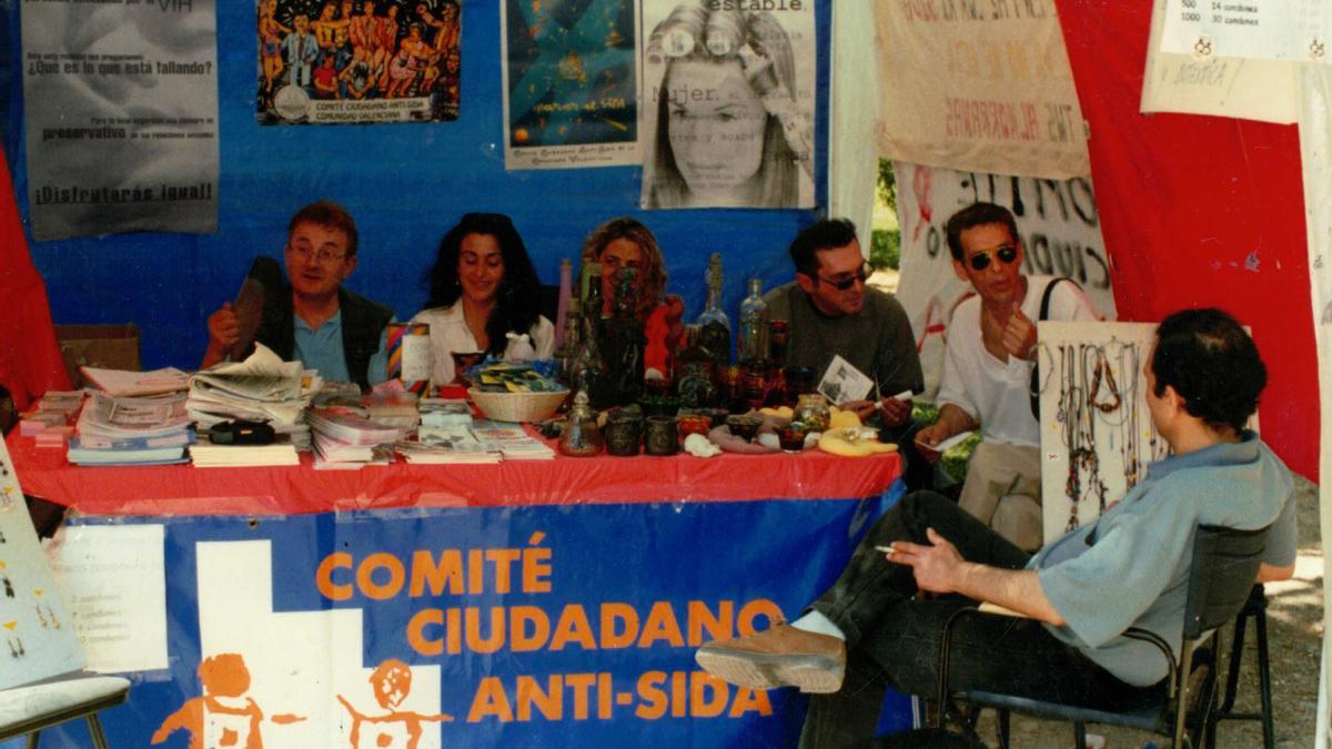 Actividades comunitarias en la Fira Alternativa de València, Comité Antisida de València, 2001.