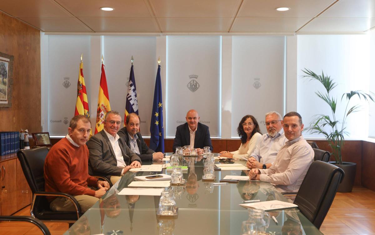 Representatives from the administration, business and trade unions at the round-table discussion at the Ibiza Council on Monday.