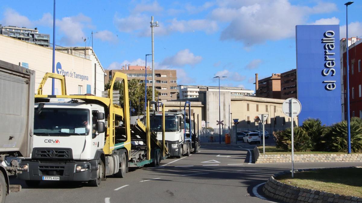 La movilización de los tractores y los agricultores afecta a la entrada y salida de camiones en el Port de Tarragona.