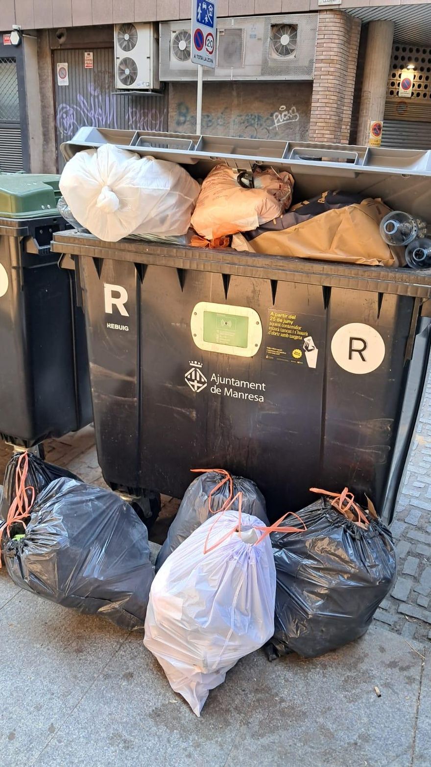 Els contenidors de Manresa, plens a vessar