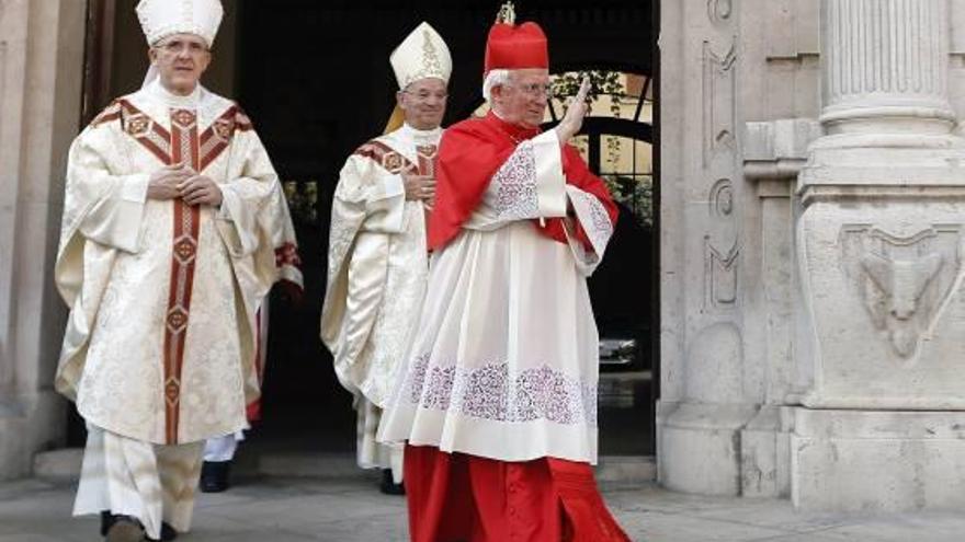 El nuevo arzobispo de Valencia, Antonio Cañizares, ayer en la Catedral de Valencia.