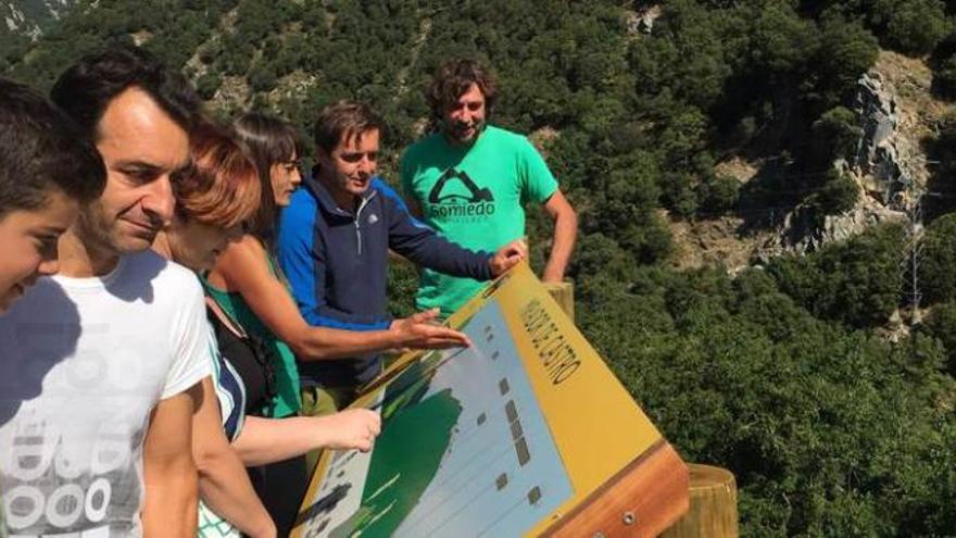 Los vecinos de Castro (Somiedo) disfrutan del mirador del pueblo.