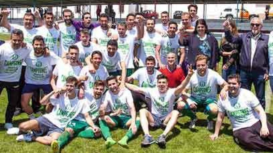 El Mancha Real celebra el título de campeón, el pasado domingo.