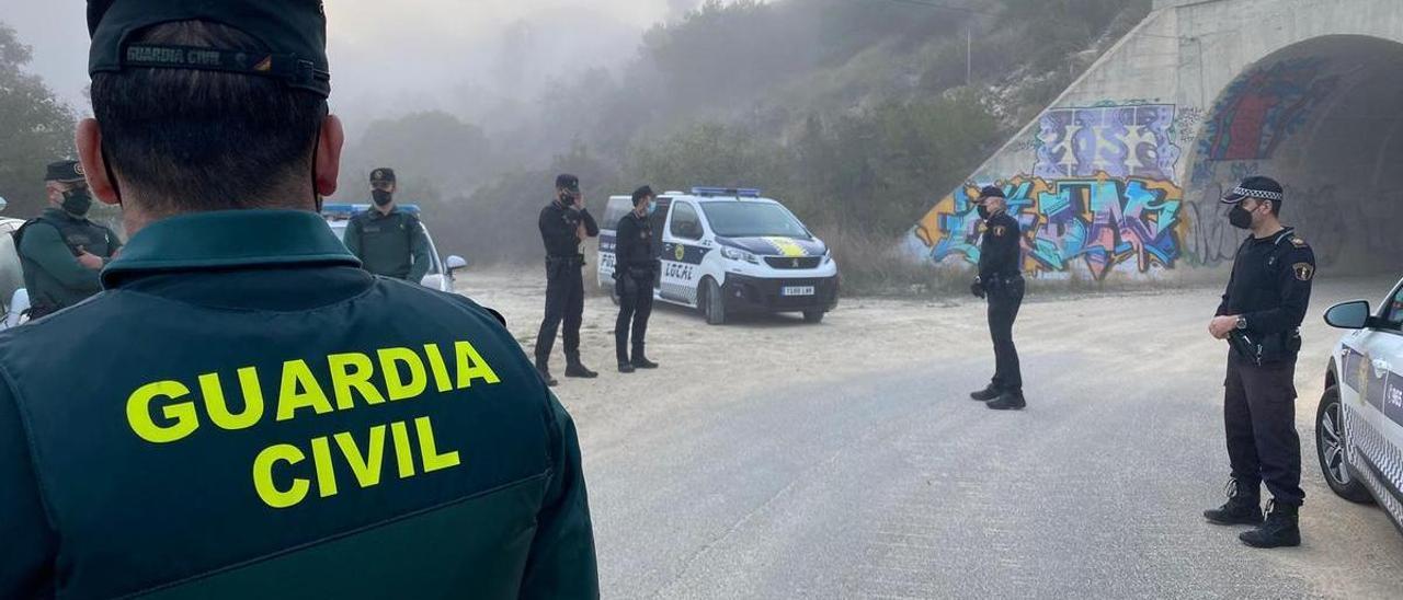 Agentes del operativo organizado para impedir la celebración de la macrofiesta.