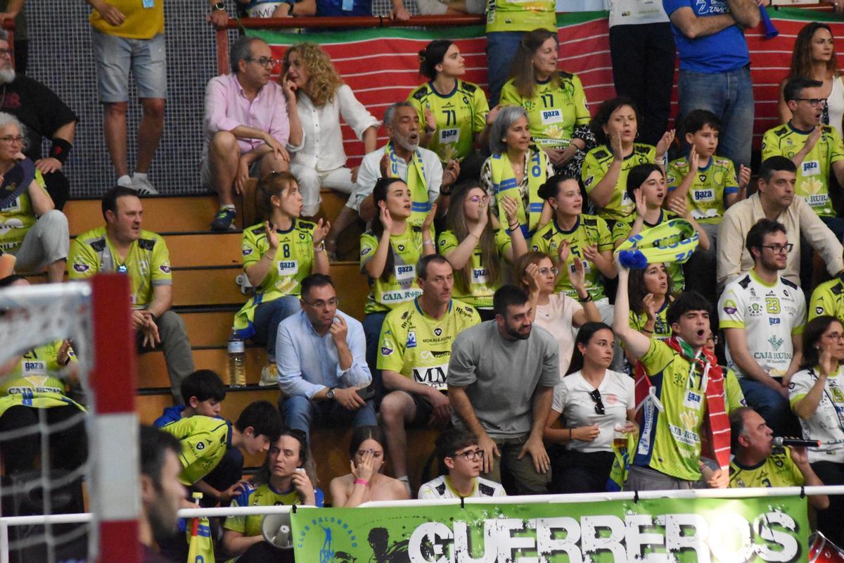 La afición zamorana apoya al conjunto pistacho en Córdoba.