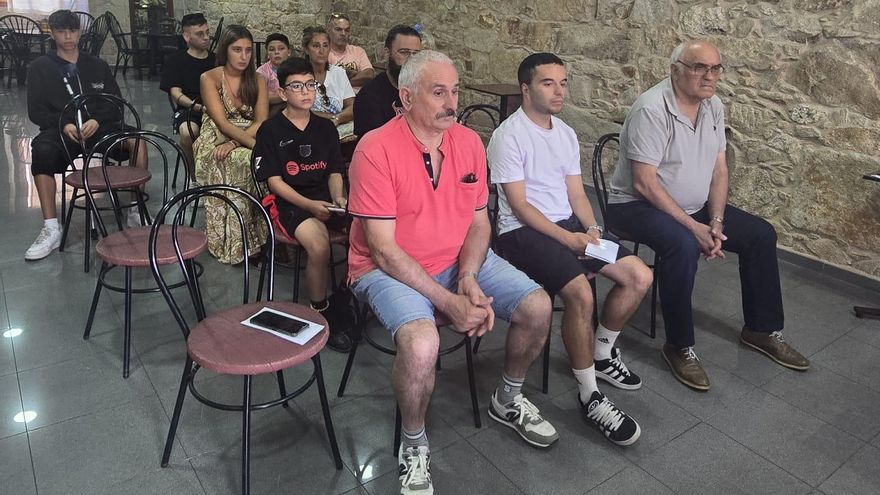 Un momento de la asamblea en el Gato Negro de Carril.