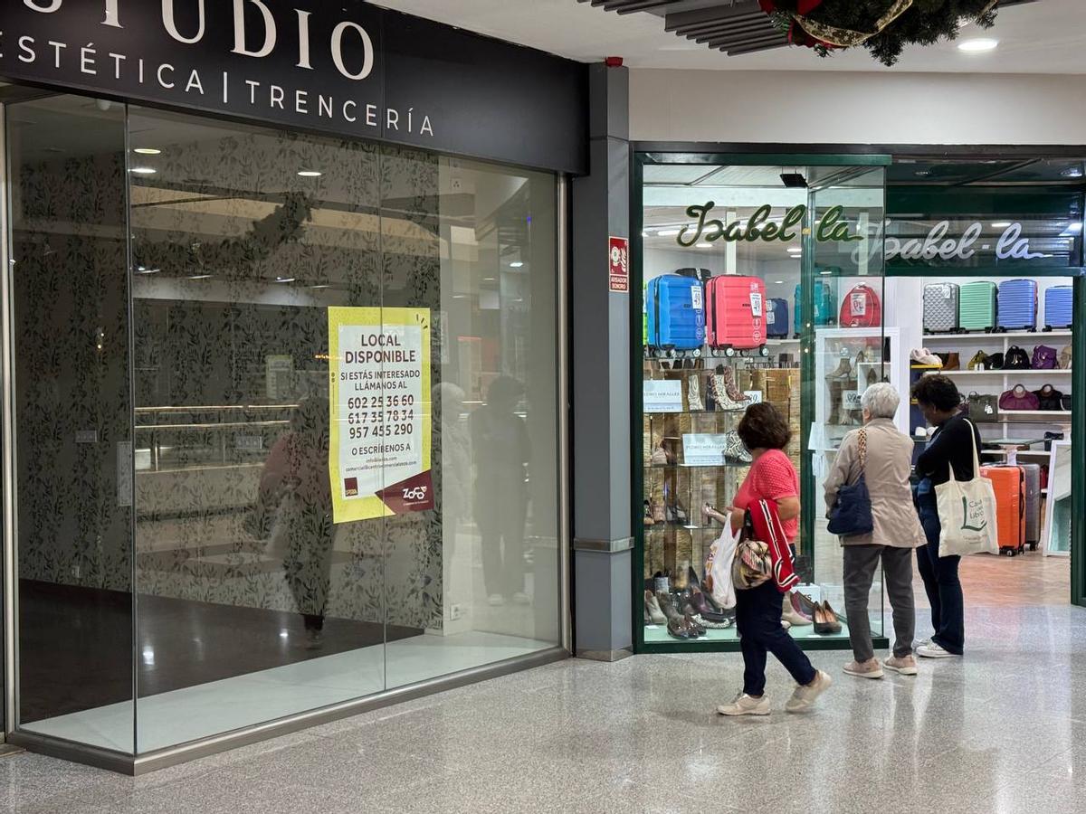 Locales, vacío y en uso, en el centro comercial.