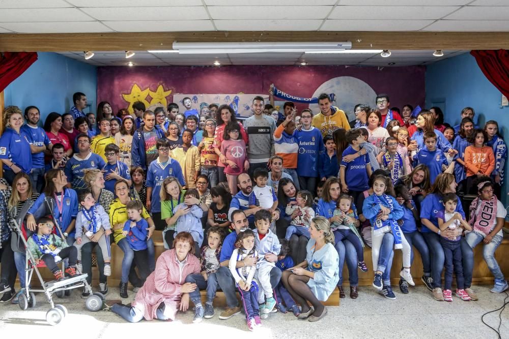 Los jugadores del Real Oviedo Valera y Vila visitan el colegio de educación especial de Latores