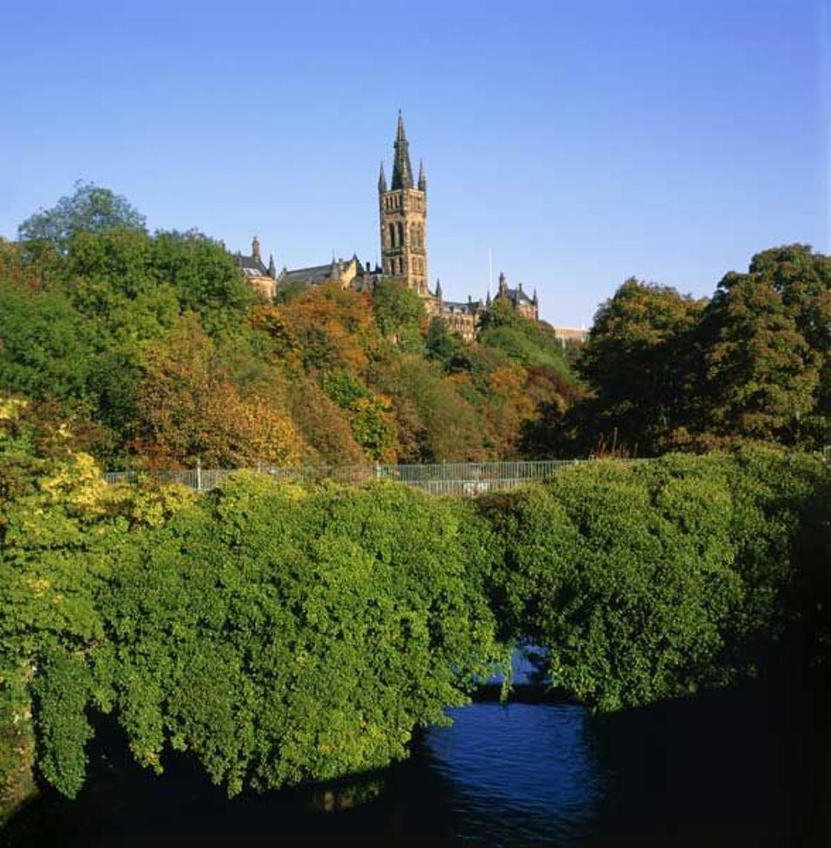 Vista de la Universidad de Glasgow desde el río Kelvin.