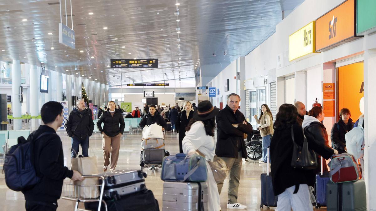 Vista de pasajeros en el aeropuerto de Vigo. / Marta G. Brea