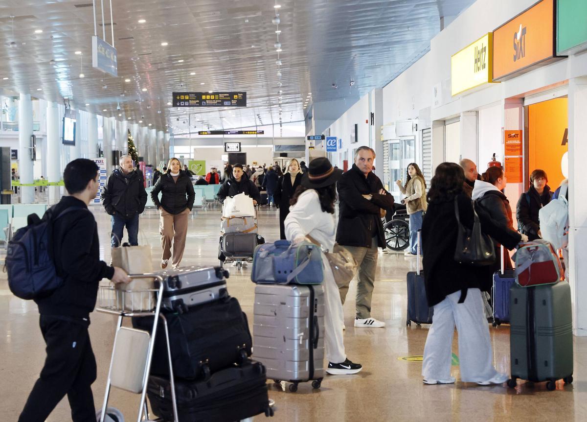 Pasajeros en el aeropuerto de Peinador.