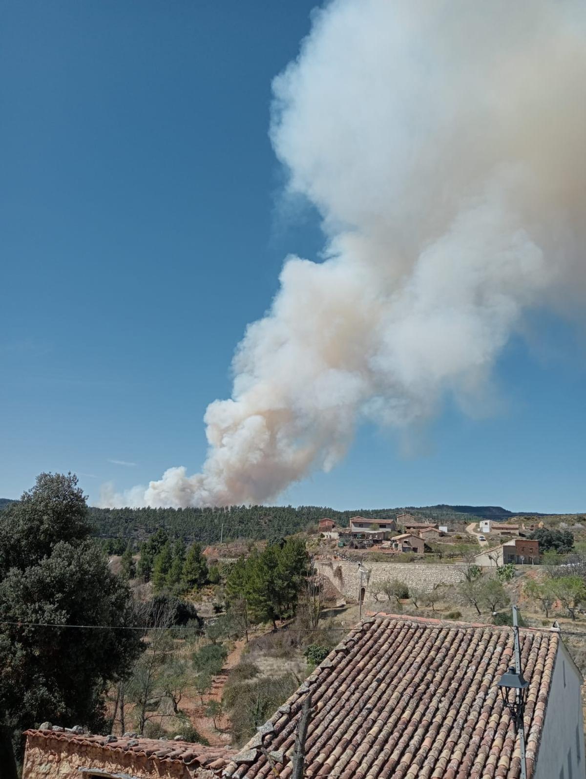 Foto tomada por un vecino del incendio a las doce del mediodía del 23 de marzo de 2023.