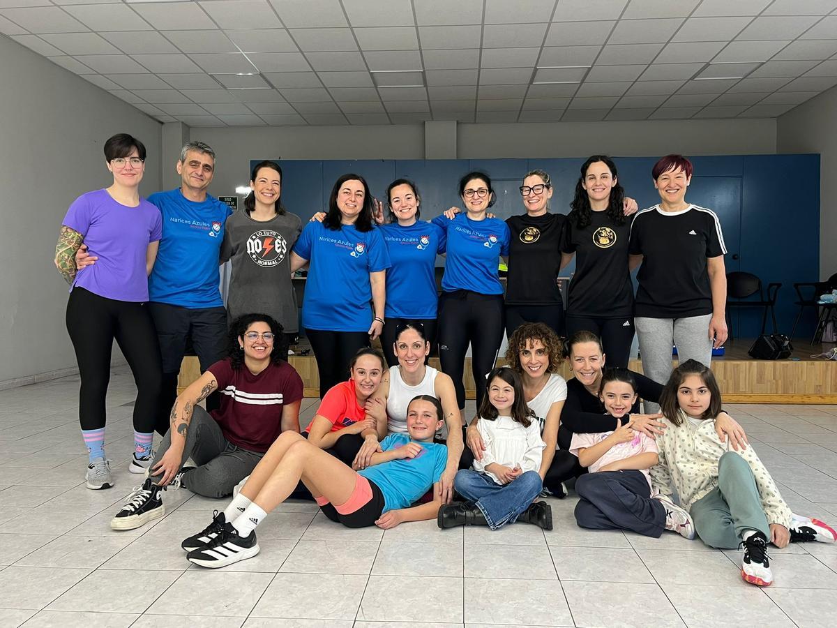 Grupo de mujeres participantes en el taller de autodefensa en Trasona.