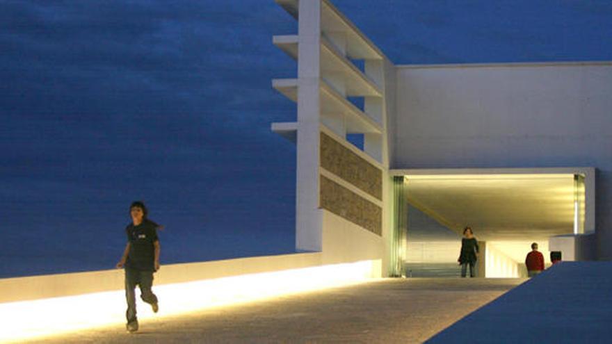 La característica rampa de acceso al centro cultural, la primera fase del Palacio de Congresos de Santa Eulària.