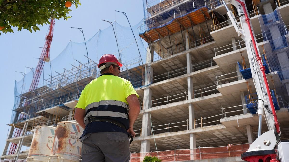 Un trabajador observa el estado de las obras de un edificio en construcción en Huerta de Santa Isabel.