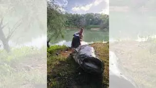 Un zaragozano pesca un siluro de más de 100 kilos en el Ebro en Remolinos: "Tardamos más de una hora en sacarlo"