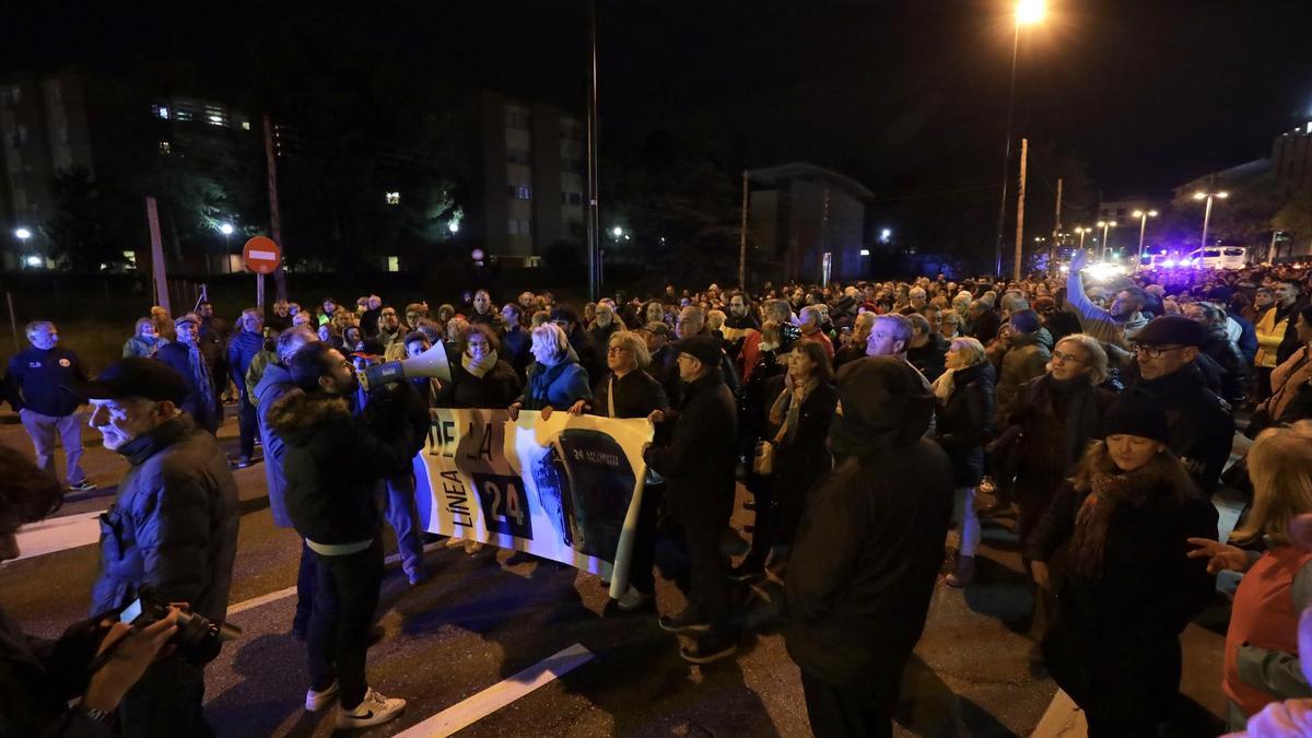 Manifestación contra la supresión del 24 en Valdefierro, hace dos semanas.