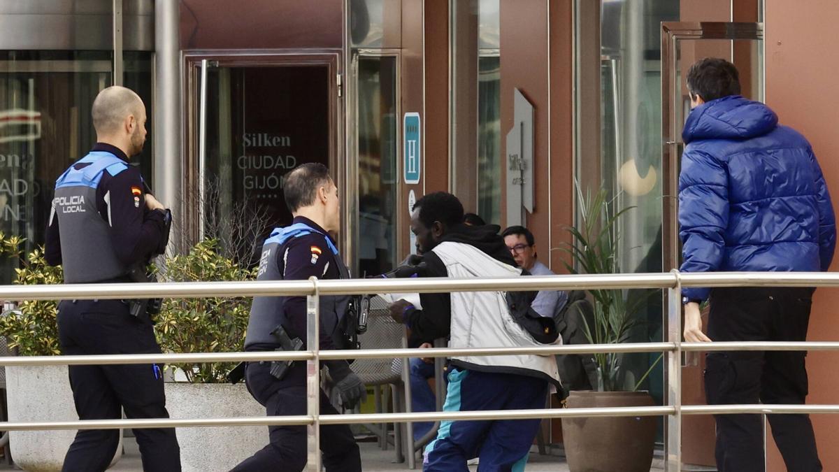 De masturbarse en la Escalerona a agarrarse al palo de las banderas del Juzgado de Gijón