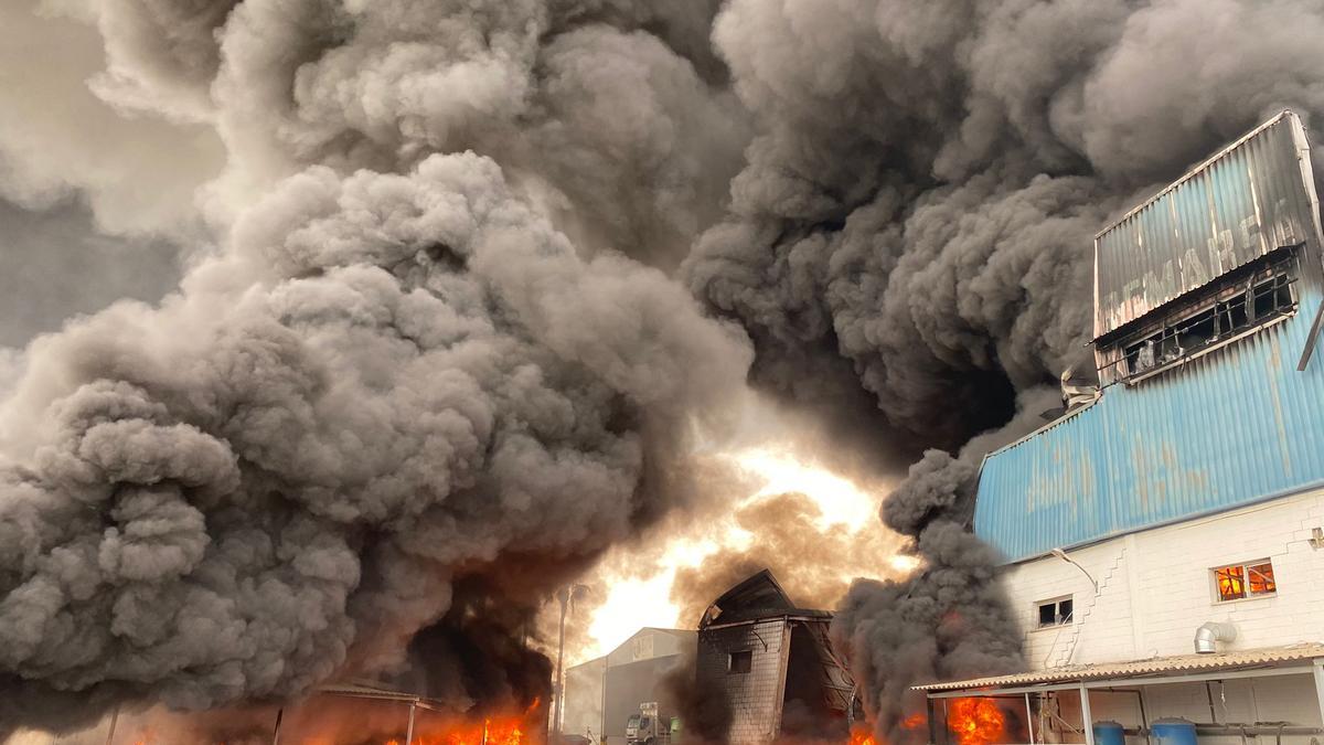 Imagen de la fábrica afectada por el incendio de esta tarde en el polígono Canastell de San Vicente del Raspeig